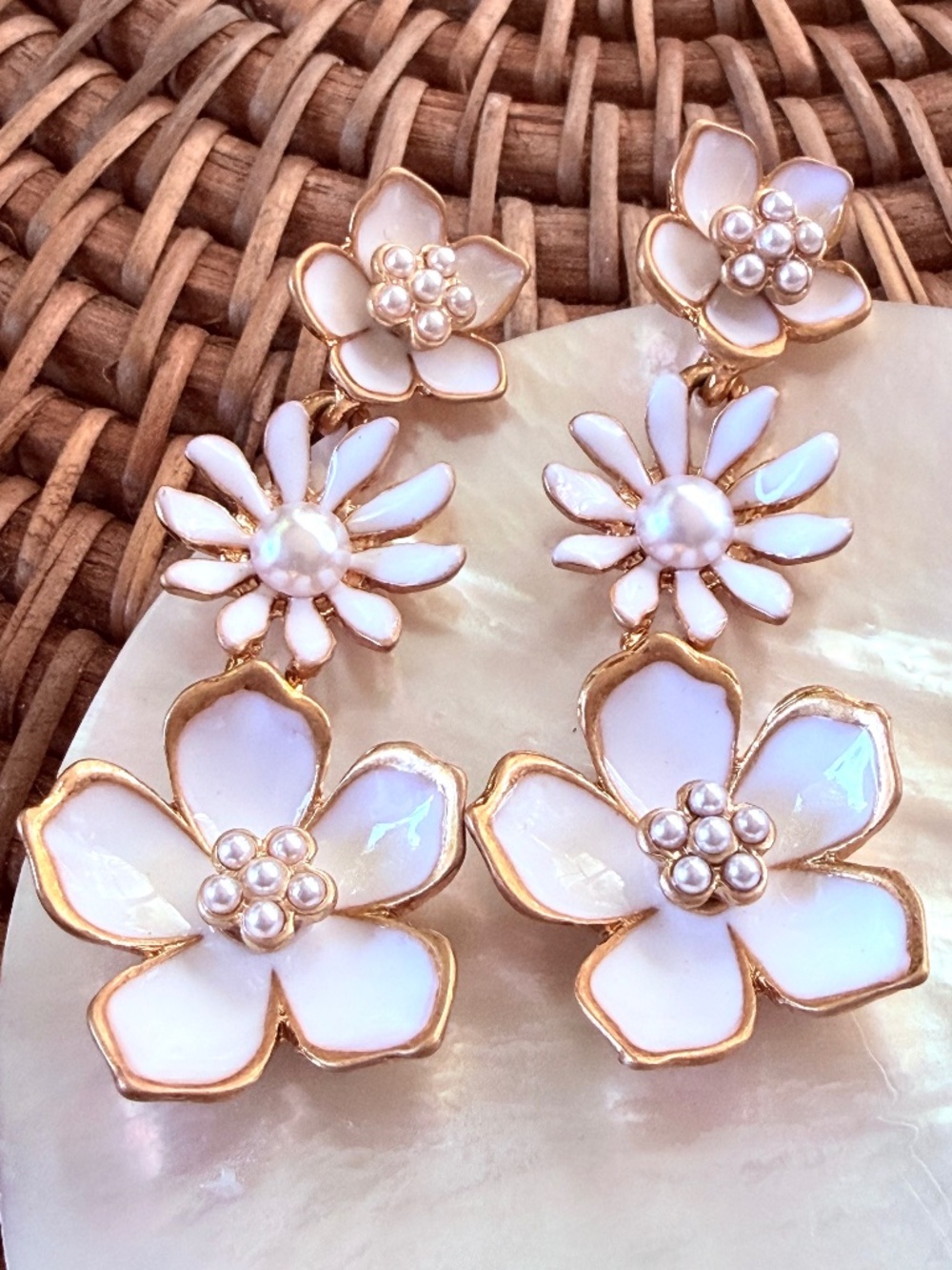 Oscar de la Renta Flower Earrings✨White Enamel Gold Floral ✨Triple Flower Dangle - Picture 3 of 17